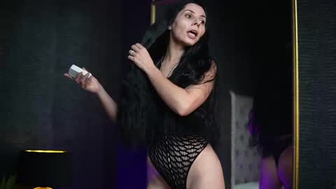 Snapshot of giaeasyice chatting on 11-18-25, 08:35 Gia online show from 11-18-25, 08:35