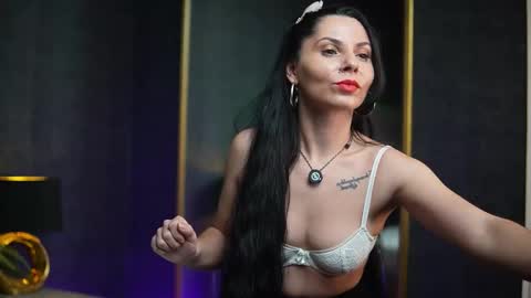 Snapshot of giaeasyice chatting on 12-17-25, 09:21 Gia online show from 12-17-25, 09:21