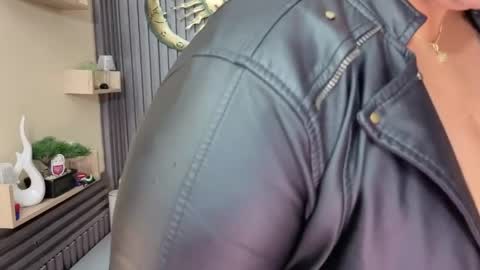 Snapshot of gianellacox chatting on 05-08-26, 12:10 online show from 05-08-26, 12:10