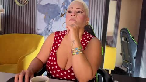 Snapshot of gianellacox chatting on 05-18-26, 12:11 online show from 05-18-26, 12:11