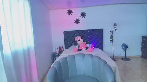 Giana Roberts online show from 11-12-25, 04:18