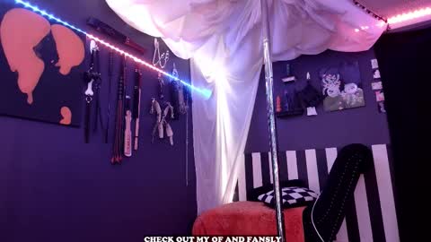 Giggles online show from 12-15-25, 06:23