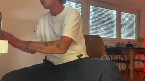 Sebastian online show from 09-27-25, 08:19