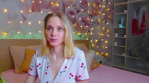 Snapshot of ginaa_lovely chatting on 12-16-24, 02:27 Gina online show from 12-16-24, 02:27