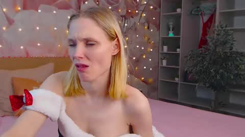 Snapshot of ginaa_lovely chatting on 12-21-24, 11:11 Gina online show from 12-21-24, 11:11