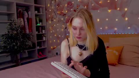 Snapshot of ginaa_lovely chatting on 12-25-24, 11:11 Gina online show from 12-25-24, 11:11