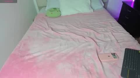 Snapshot of gingersophie_ chatting on 12-16-25, 01:21 Sophie online show from 12-16-25, 01:21