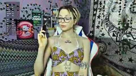 Snapshot of ginnyhotbeat chatting on 10-03-25, 12:35 Ginny online show from 10-03-25, 12:35