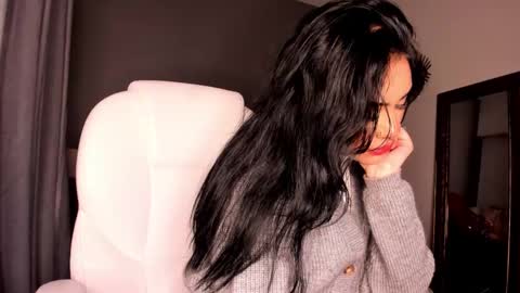 Giovanna  online show from 11-17-25, 05:35