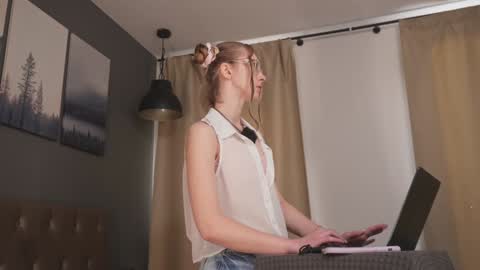 Snapshot of girl_i_am chatting on 09-19-25, 11:00 Nikki online show from 09-19-25, 11:00