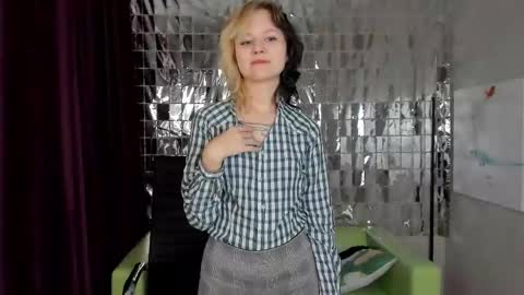 Snapshot of girl_next_doorr chatting on 12-28-24, 12:24 girl_next_doorr online show from 12-28-24, 12:24