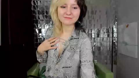 Snapshot of girl_next_doorr chatting on 12-29-24, 06:05 girl_next_doorr online show from 12-29-24, 06:05