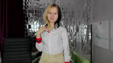 Snapshot of girl_next_doorr chatting on 01-03-25, 12:19 girl_next_doorr online show from 01-03-25, 12:19