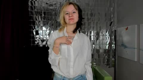 Snapshot of girl_next_doorr chatting on 01-04-25, 12:27 girl_next_doorr online show from 01-04-25, 12:27