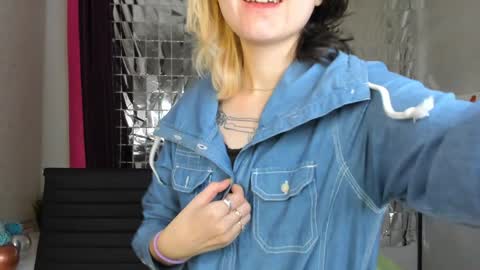Snapshot of girl_next_doorr chatting on 01-12-25, 12:23 girl_next_doorr online show from 01-12-25, 12:23