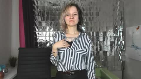 Snapshot of girl_next_doorr chatting on 01-18-25, 12:26 girl_next_doorr online show from 01-18-25, 12:26