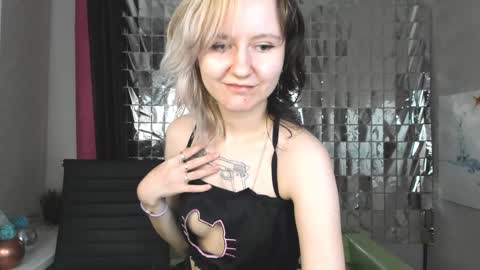 Snapshot of girl_next_doorr chatting on 01-18-25, 03:27 girl_next_doorr online show from 01-18-25, 03:27
