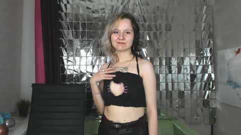 Snapshot of girl_next_doorr chatting on 01-18-25, 06:32 girl_next_doorr online show from 01-18-25, 06:32