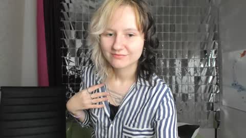 Snapshot of girl_next_doorr chatting on 01-19-25, 12:39 girl_next_doorr online show from 01-19-25, 12:39
