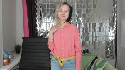 Snapshot of girl_next_doorr chatting on 01-21-25, 11:35 girl_next_doorr online show from 01-21-25, 11:35