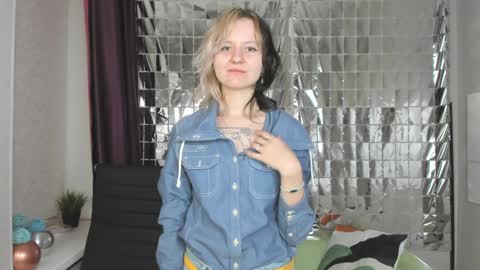 Snapshot of girl_next_doorr chatting on 01-22-25, 12:06 girl_next_doorr online show from 01-22-25, 12:06