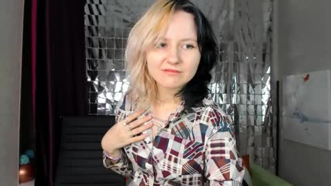 Snapshot of girl_next_doorr chatting on 01-25-25, 12:16 girl_next_doorr online show from 01-25-25, 12:16