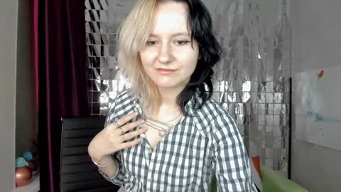 Snapshot of girl_next_doorr chatting on 01-26-25, 12:01 girl_next_doorr online show from 01-26-25, 12:01