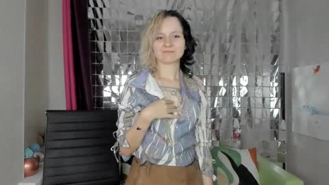 Snapshot of girl_next_doorr chatting on 01-28-25, 04:41 girl_next_doorr online show from 01-28-25, 04:41