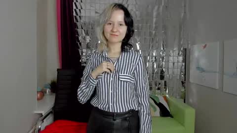 Snapshot of girl_next_doorr chatting on 02-02-25, 12:57 girl_next_doorr online show from 02-02-25, 12:57