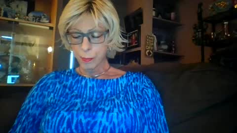 Snapshot of girlinrock chatting on 06-25-26, 01:05 Girlinrock online show from 06-25-26, 01:05