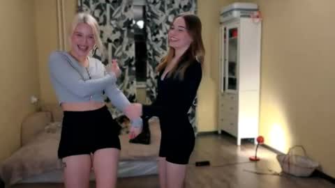 Snapshot of girls_n_roses chatting on 10-16-25, 04:30 Nicky and Eva go hard online show from 10-16-25, 04:30
