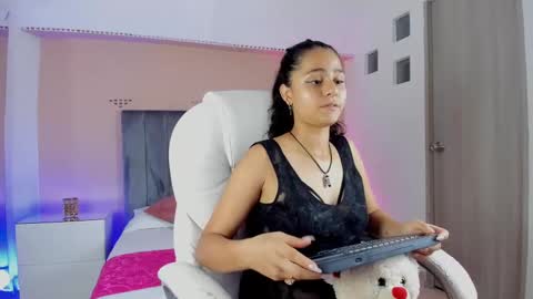 Snapshot of giselle_roldan chatting on 09-10-25, 03:39 GISELLE ROLDAN online show from 09-10-25, 03:39