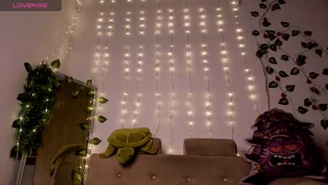 Snapshot of giuliacash chatting on 12-17-25, 12:22 GiuliaCash online show from 12-17-25, 12:22