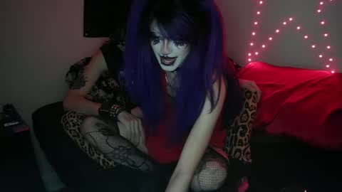 Snapshot of gl00my_gh0ul chatting on 10-27-25, 03:21 Gloomy online show from 10-27-25, 03:21