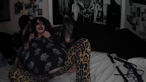 Snapshot of gl00my_gh0ul chatting on 12-17-25, 03:56 Gloomy online show from 12-17-25, 03:56