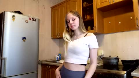 Snapshot of gladissoter chatting on 02-23-26, 04:21 Violetta online show from 02-23-26, 04:21