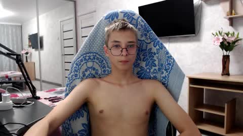 Snapshot of glasses_cat chatting on 05-10-26, 05:18 Eugene and Damian online show from 05-10-26, 05:18