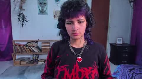 Snapshot of glitch_doll chatting on 10-18-25, 01:56 NYX online show from 10-18-25, 01:56