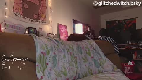 Snapshot of glitchwitch chatting on 12-19-24, 10:32 Glitch online show from 12-19-24, 10:32