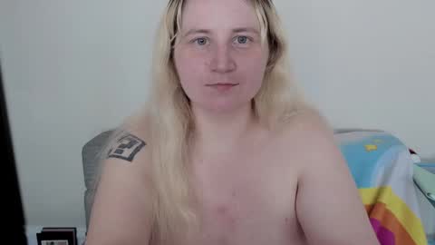 Snapshot of glitchwitch chatting on 09-19-25, 05:57 Glitch online show from 09-19-25, 05:57