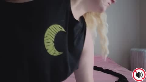 Snapshot of glitchwitch chatting on 10-19-25, 03:34 Glitch online show from 10-19-25, 03:34