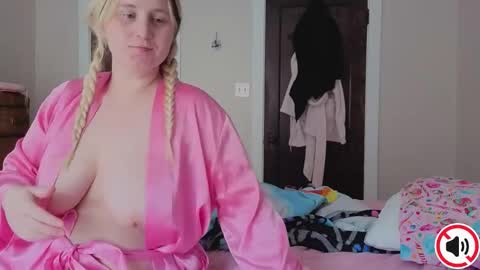 Snapshot of glitchwitch chatting on 10-23-25, 03:44 Glitch online show from 10-23-25, 03:44