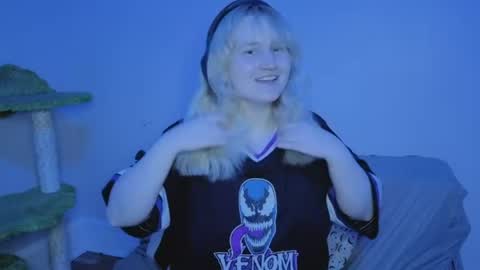 Snapshot of glitchwitch chatting on 07-04-26, 05:35 Glitch online show from 07-04-26, 05:35