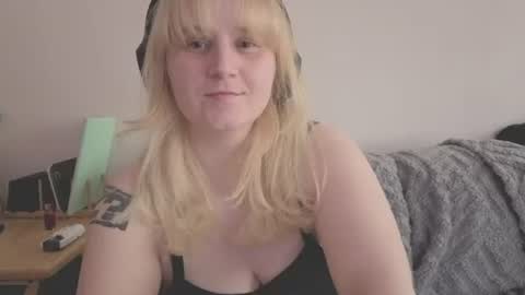 Snapshot of glitchwitch chatting on 07-05-26, 04:25 Glitch online show from 07-05-26, 04:25