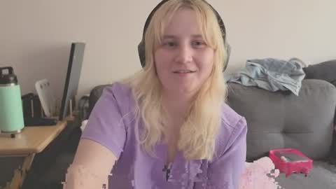 Snapshot of glitchwitch chatting on 07-18-26, 05:50 Glitch online show from 07-18-26, 05:50