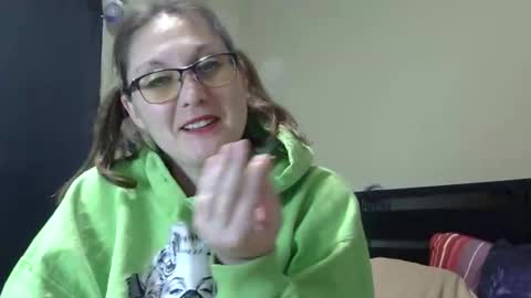 Snapshot of glitchwitchxoxo chatting on 12-14-25, 02:39 glitchwitchxoxo online show from 12-14-25, 02:39