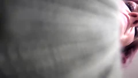 Snapshot of glitter_peach chatting on 10-12-25, 11:09 glitter_peach online show from 10-12-25, 11:09