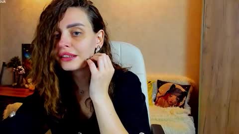 Gloria Wood online show from 10-31-25, 06:20