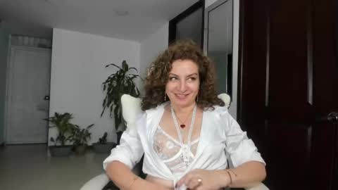 Snapshot of gloriacrespo chatting on 02-13-25, 08:55 gloriacrespo online show from 02-13-25, 08:55