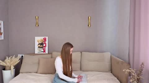 Lora online show from 05-14-26, 06:20